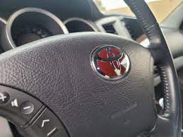 Auto Logo/Monogram Steering Wheel Pad Fitting Decorative Type Toyota Logo Tape Type Fitting Plastic Small Size Red/Chrome 01 Pc/Pack Plastic Box Pack Cap Type Logo (China)