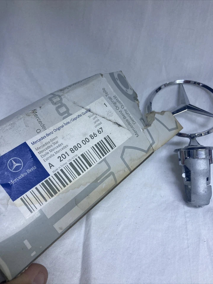 Auto Logo/Monogram Hood Fitting Decorative Type Mercedes Logo Mercedes Benz Clump Type Fitting Metal Material Chrome 01 Pc/Pack Box Pack Logo W/Stand Fy-2177 (China)