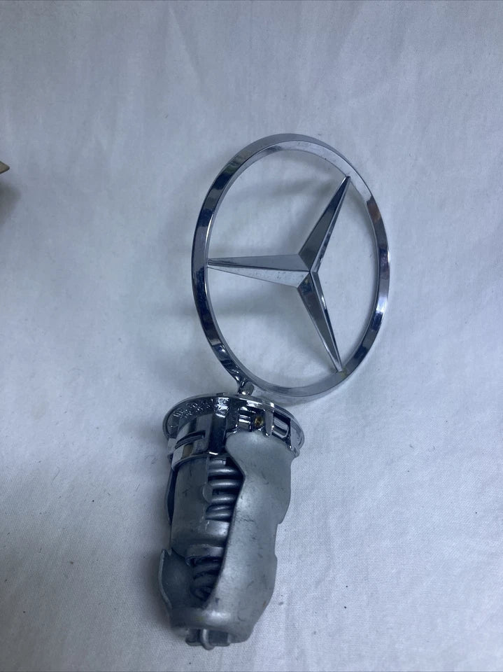 Auto Logo/Monogram Hood Fitting Decorative Type Mercedes Logo Mercedes Benz Clump Type Fitting Metal Material Chrome 01 Pc/Pack Box Pack Logo W/Stand Fy-2177 (China)